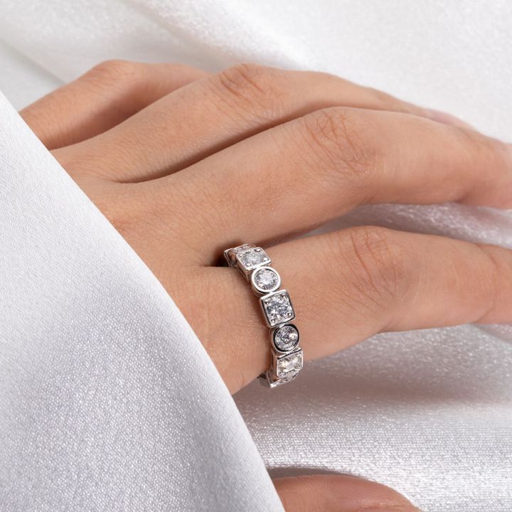 Unique Embrace Round Moissanite Wedding Band